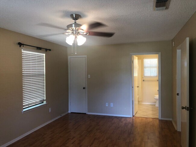 Building Photo - 2 Bedroom Single Family