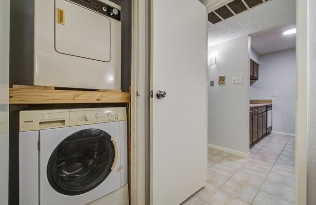 Building Photo - 10110 Forum W Dr