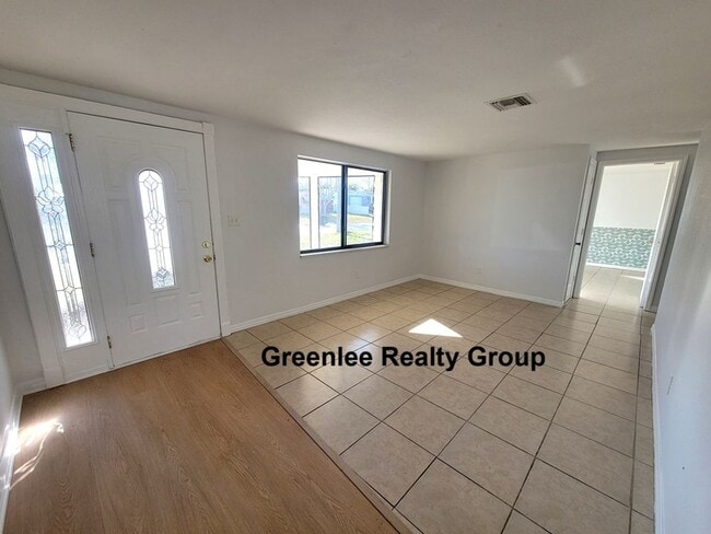 Building Photo - Spacious 3BR with bonus room and fenced yard just minutes from Tarpon Springs