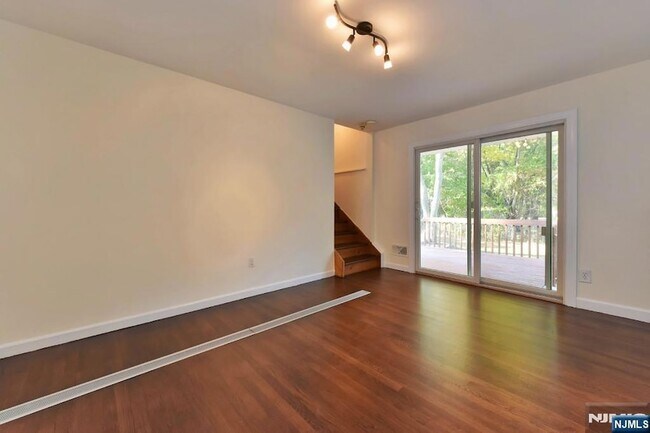 Building Photo - 4 Marconi St