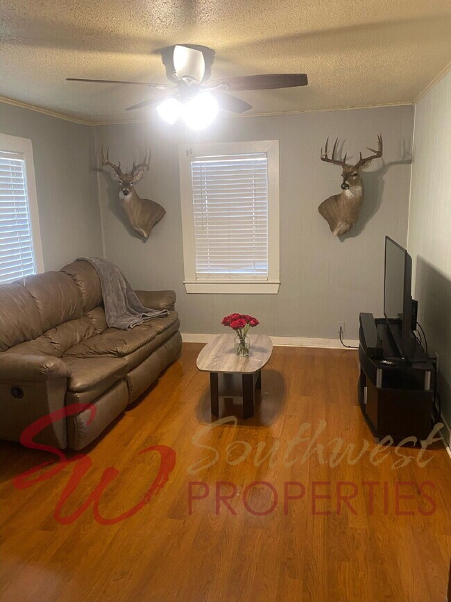 Building Photo - One bedroom home with great backyard!