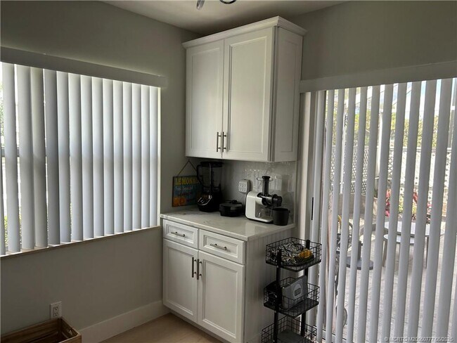 Building Photo - 2807 SW Lakemont Pl