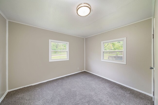 Building Photo - Cute Remodeled Two Bedroom 1 Bathroom Bung...