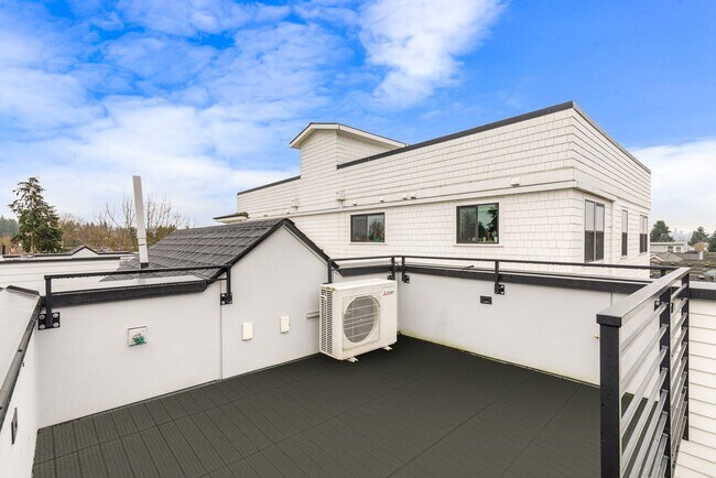 Building Photo - Gorgeous Greenlake Area 2 Bedroom Townhouse