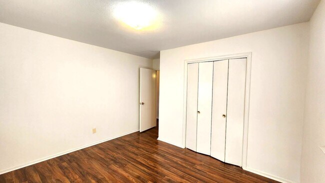 Building Photo - Beautiful 3 Bed 2 Bath Corner Lot