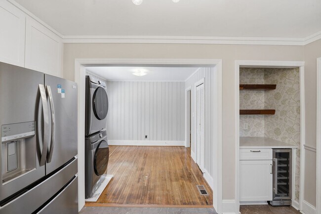 Building Photo - Charming 2BR Home with Modern Updates in Prime Charlotte Location