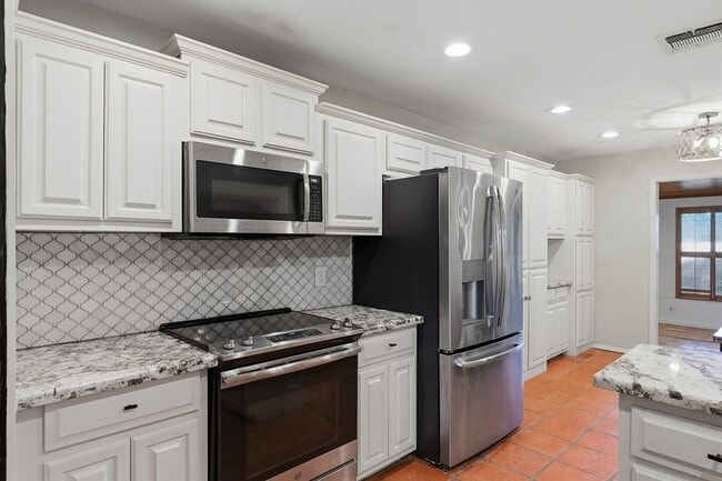 Building Photo - 21 Larkwood Ln
