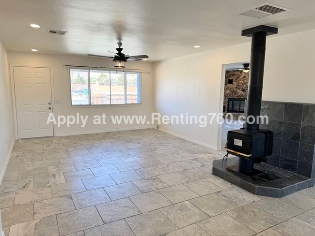 Building Photo - Huge Home with Solar Panels & Tons of Space!