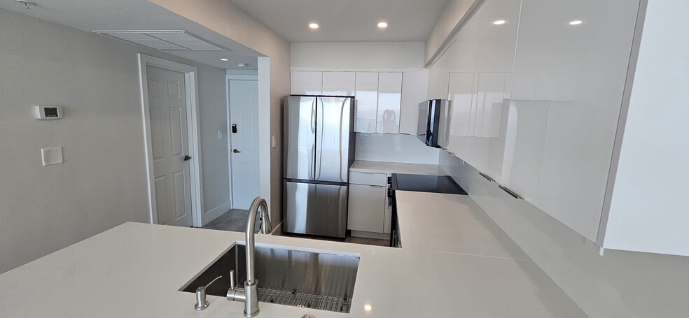 Building Photo - 2501 S Ocean Dr