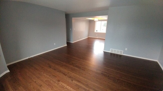 Building Photo - 3 Bedrooom Home Located in the Heart of We...