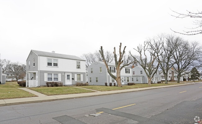 Building Photo - Glen Oak Manor Condominium Townhomes