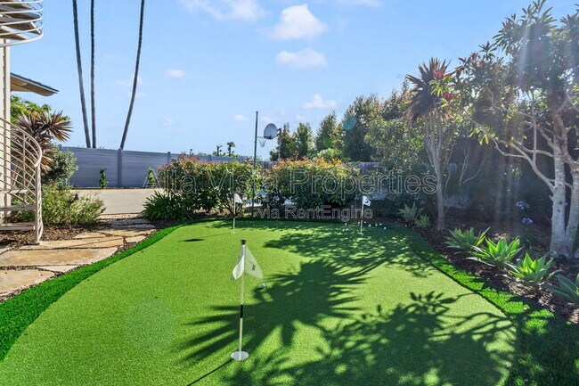 Building Photo - 5940 La Jolla Mesa Dr