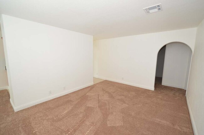 Building Photo - A Spacious and Stylish 2 Bed / 2 Ba Condo Gated Community