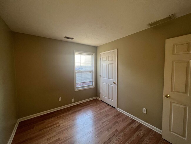Building Photo - Beautiful 2 bedroom 1 bath unit