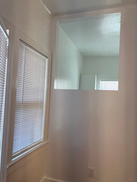 Building Photo - 2035 N Vista del Mar Ave