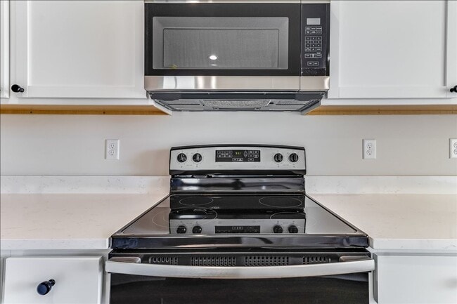 Building Photo - Beautiful Four Bedroom, Two Bathroom