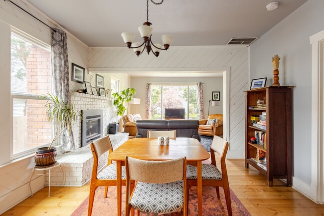 Building Photo - Charming 2-Bedroom Home Near Downtown Bellingham – Private Yard & Cozy Living