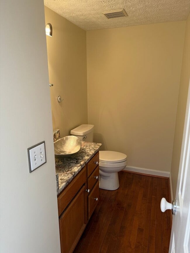 Building Photo - Beautifully remodeled 2BD, 2.5BA, Polaris ...