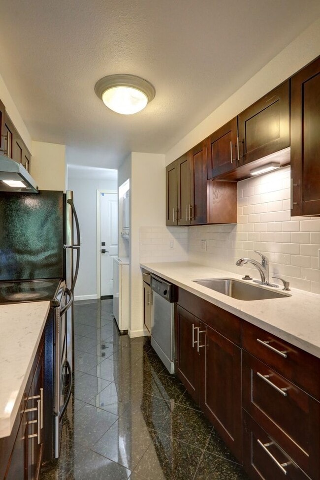 Building Photo - Downtown Bellevue 2BR 1BA Condo-Just Block...