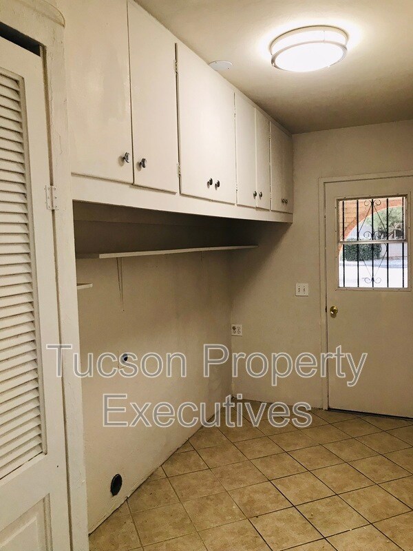 Building Photo - 7742 E Tanque Verde Ln