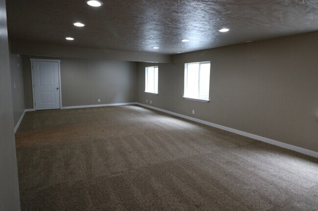 Building Photo - Large 5 Bed 3.5 Bath Home in Lehi Utah!