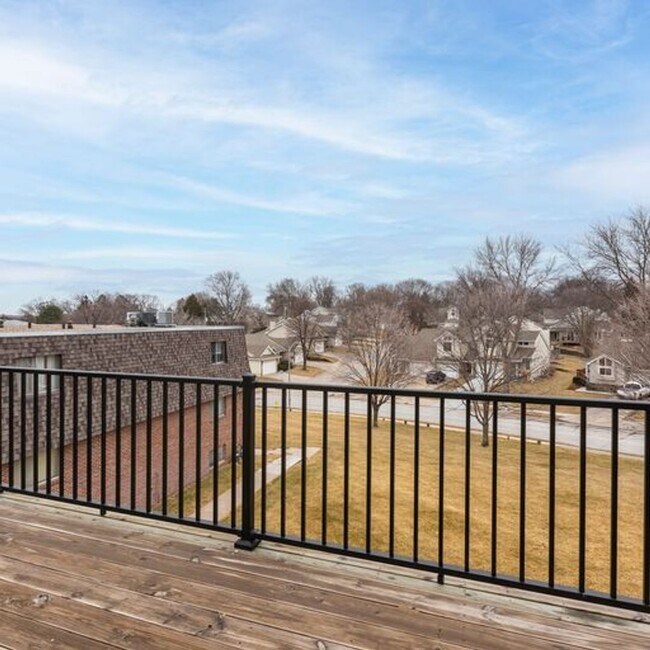 Building Photo - SPACIOUS APARTMENTS LOCATED IN THE HEART O...