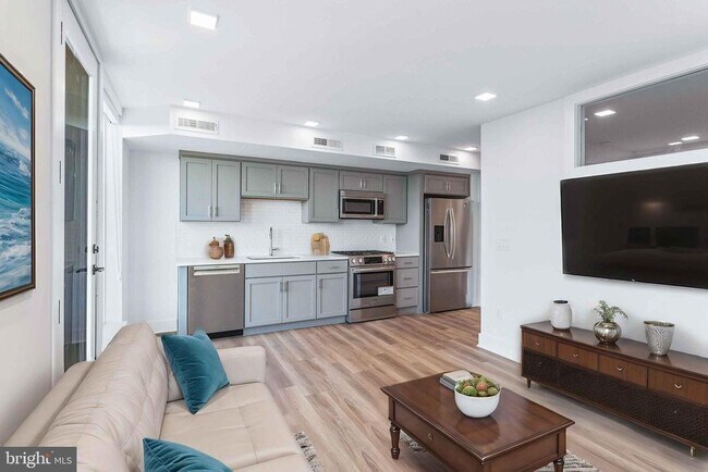 Building Photo - 701 N Henry St