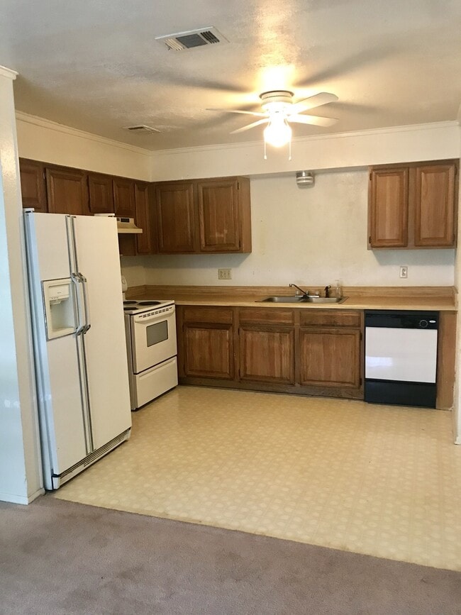 Building Photo - 3 Bedroom 2 Bath