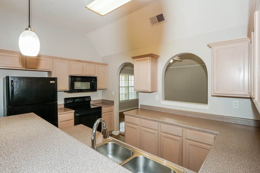 Building Photo - 1596 Far Dr