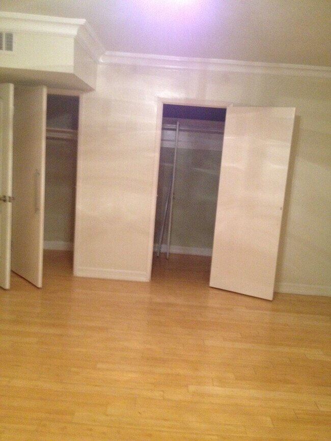 Walking Closet - 11370 W Sunset Blvd