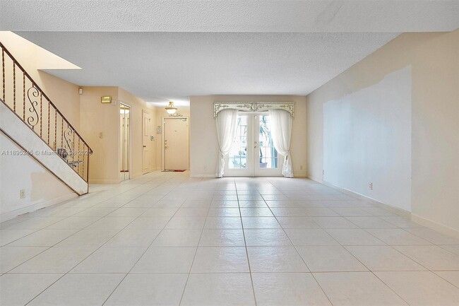 Building Photo - 712 NE 27th Ave