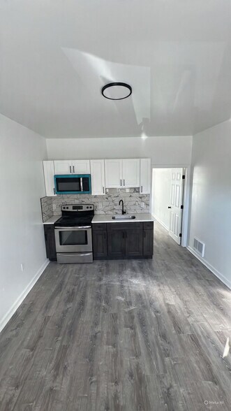 Building Photo - 1132 W 8th St