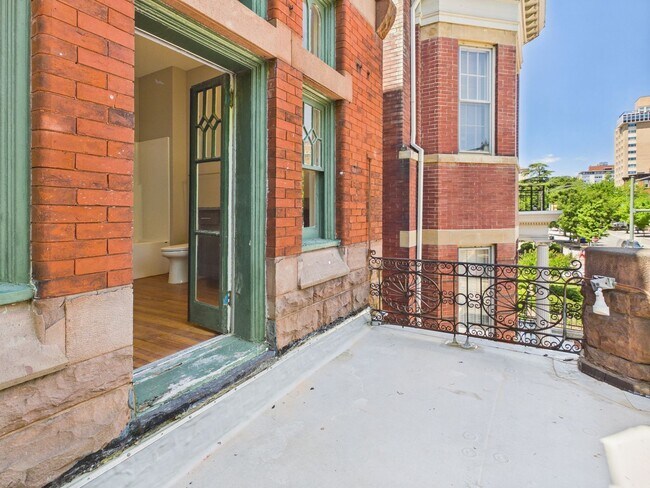 Building Photo - 7 E Franklin St