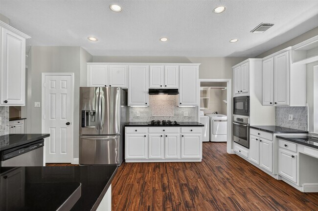 Building Photo - 108 Oak Creek Ln