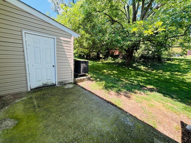 Building Photo - 2 Bedroom, 1.5 Bath Townhouse