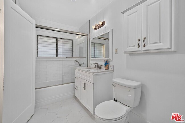 Building Photo - 2215 W 21st St