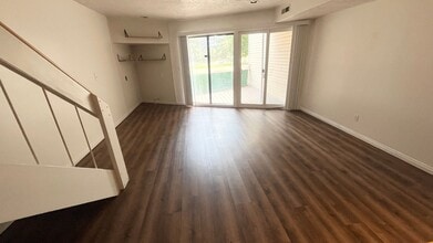 Building Photo - 2 Bedroom/1.5 Bathroom unit in Murray!