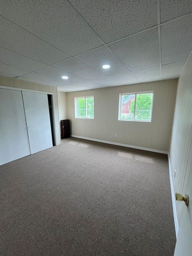 Building Photo - 3 bedroom 2 bathroom