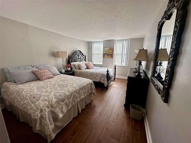 Building Photo - 1147 Hillsboro Mile