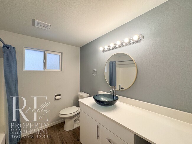 Building Photo - Modern Split-Level Home with Two Living Spaces & Expansive Yard in Port Orchard