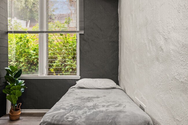 Building Photo - 832 Hilgard Ave