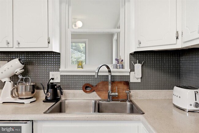 Building Photo - 4810 Fox St