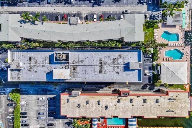 Building Photo - 3113 S Ocean Dr