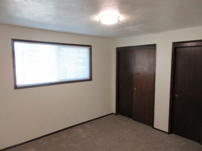 Building Photo - Two Bedroom Duplex w/ Garage