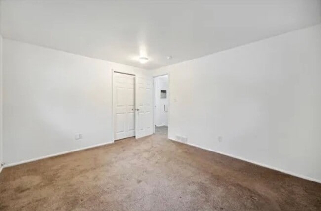 Building Photo - 4 Bedrooms 2 Bathroom