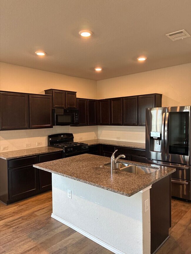 Building Photo - Charming 4 beds 2.5 baths in San Antonio!