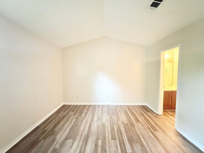 Building Photo - Spacious 2-Bedroom Townhome