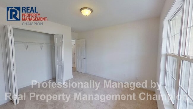 Building Photo - Welcoming Home in Courtney Pines w/Fenced Yard