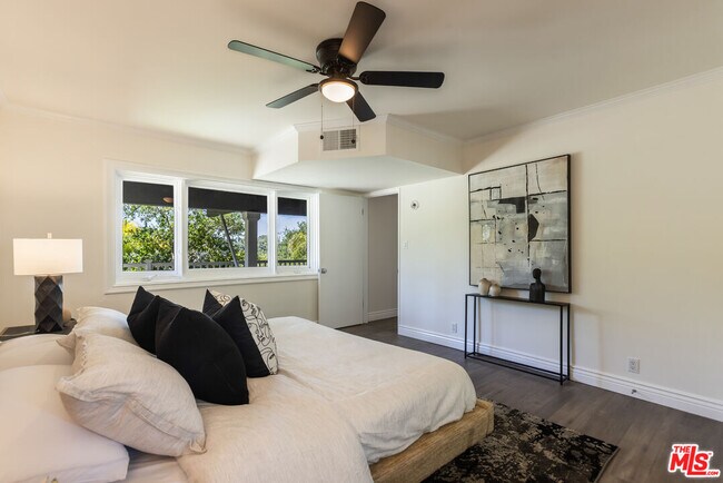Building Photo - 3819 Sunswept Dr