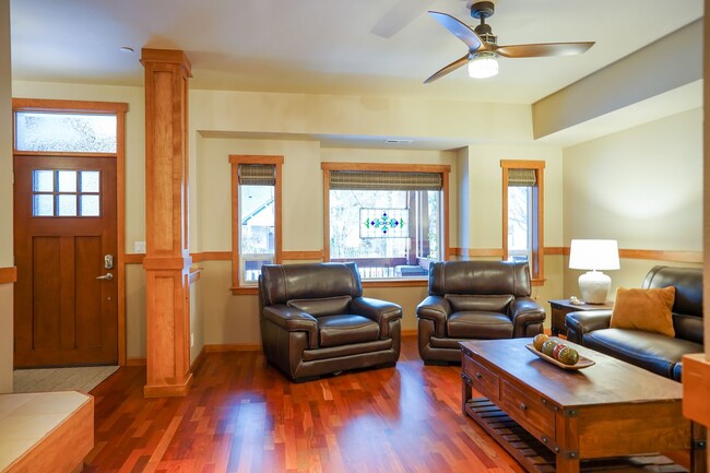 Building Photo - Executive Townhome - Walking distance to C...